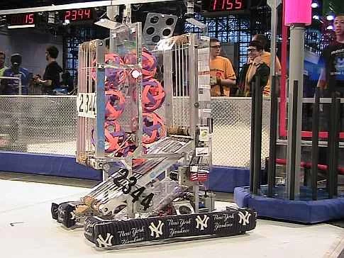 2009 年紐約市舉行的 FIRST 機器人大賽上，一個自製機器人站在競技場內，接受觀眾的檢閱。