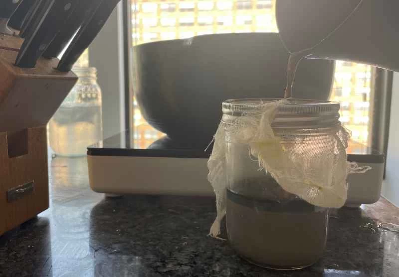 將融化的蠟燭蠟透過紗布倒入罐中過濾。