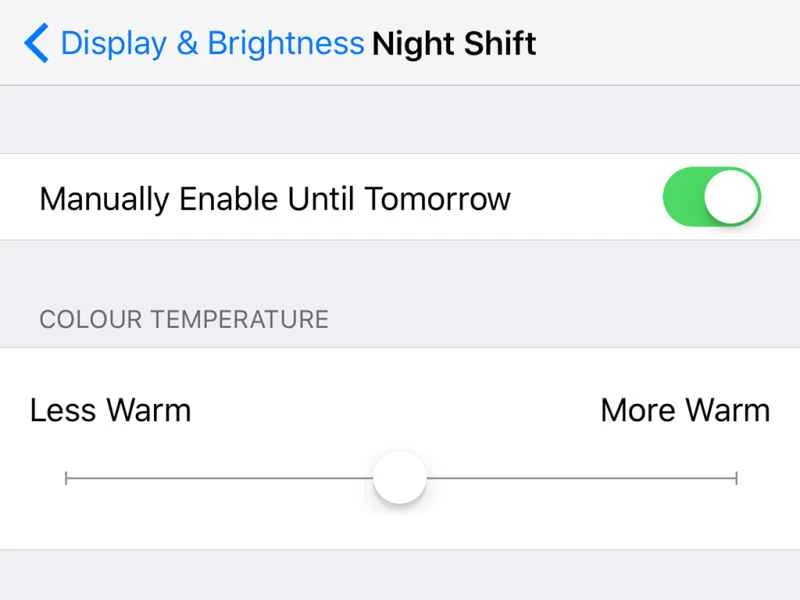蘋果 iPhone 上的 iOS 系統「夜間模式」選項。