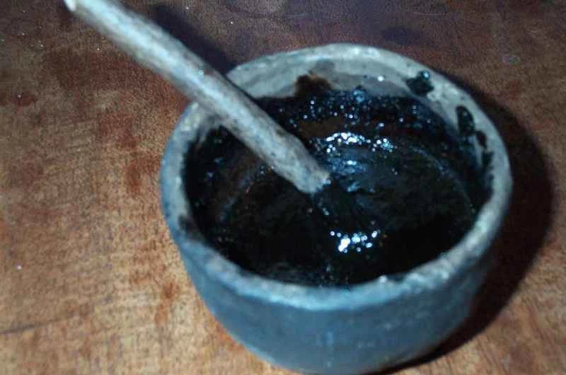 一碗用松脂製成的黏合劑。