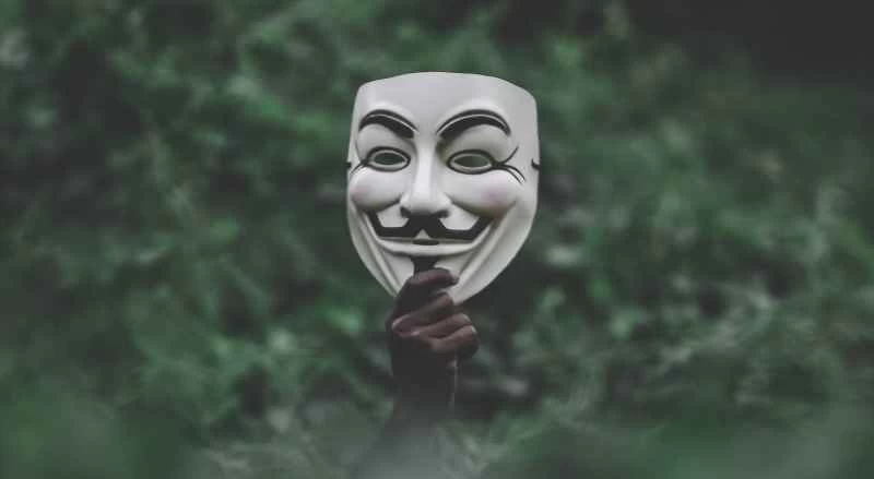 手持《V字仇殺隊》面具