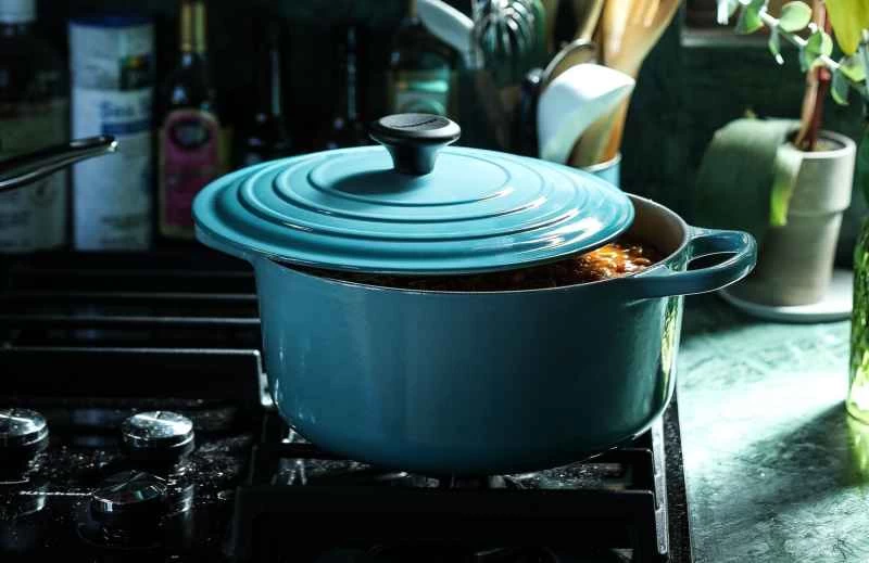 爐灶上的荷蘭烤鍋