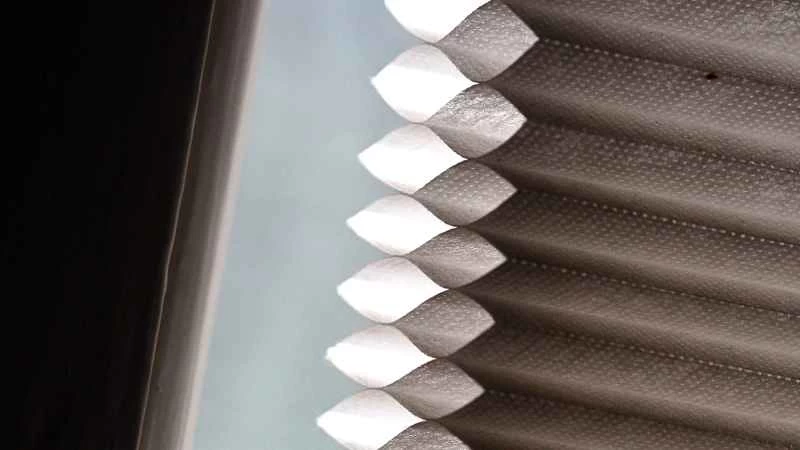 丟掉舊百葉窗，換成蜂巢簾吧！