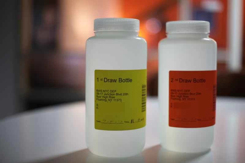 桌上的兩個瓶子