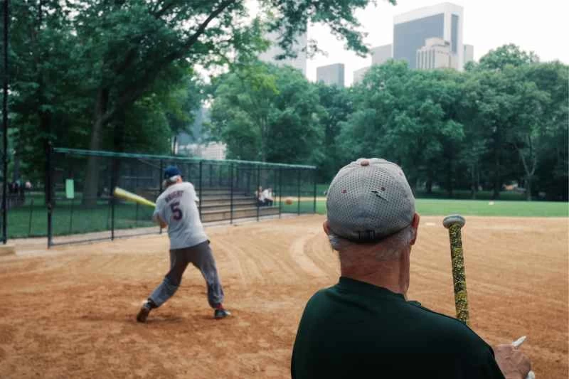 一名男子在中央公園揮舞壘球棒
