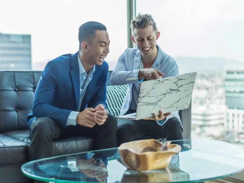 人們看著筆記型電腦笑了