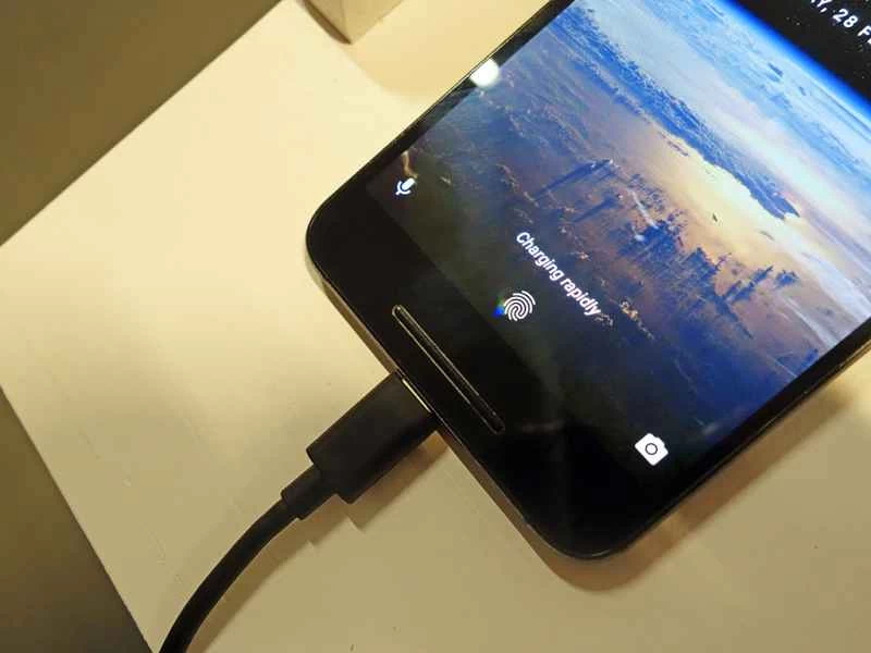 手機插上電源，正在快速充電。