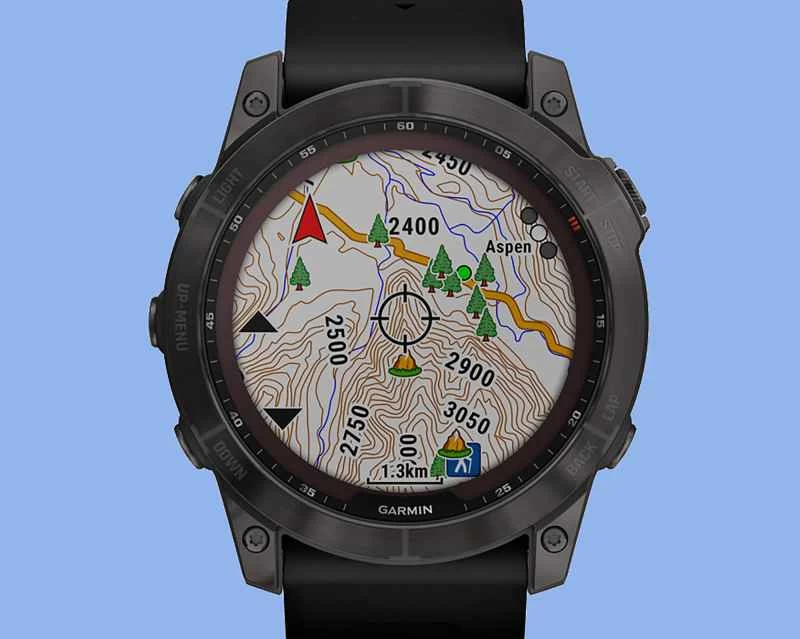 一隻 Garmin Fenix 7 智慧手錶正在顯示其地圖和導航介面。