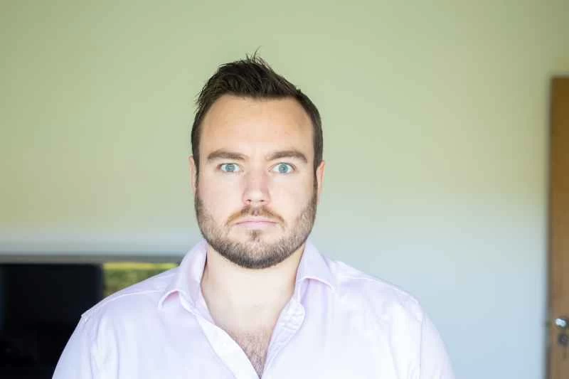 一位面露驚訝表情的男子的肖像