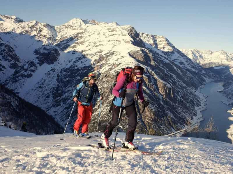 人們在雪山上健行