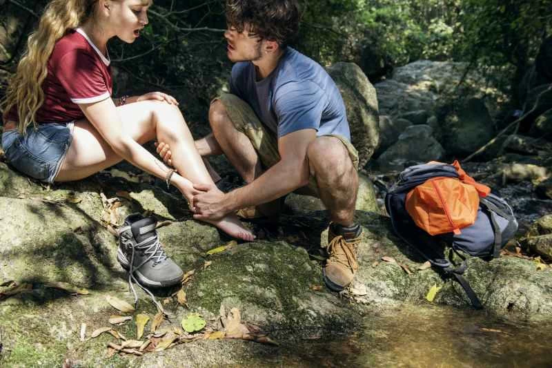 健行者正在處理扭傷的腳踝