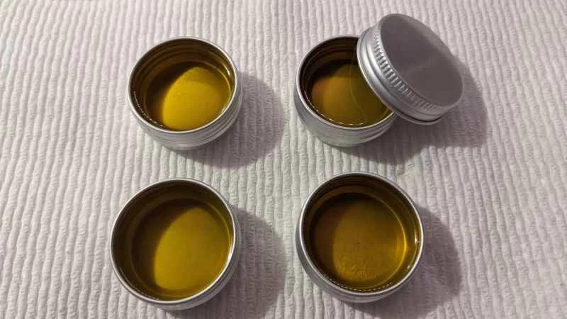 裝滿潤唇膏的錫罐。