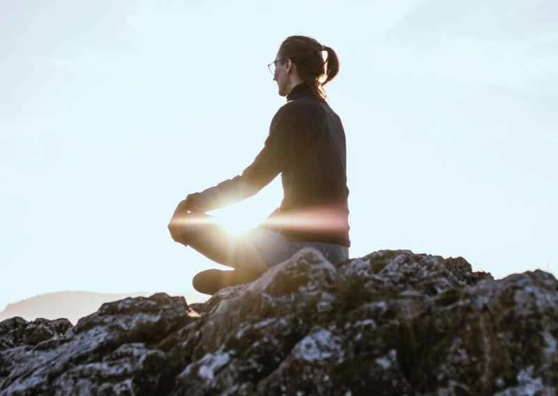 在山頂冥想的人