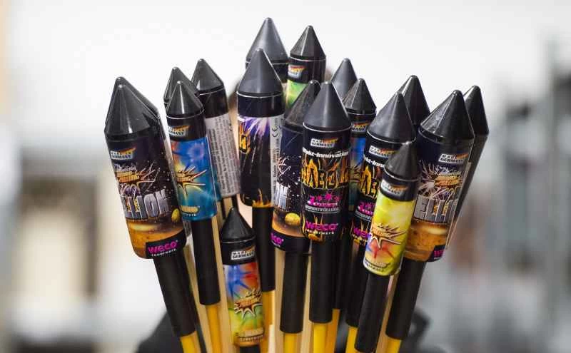 近距離觀看煙火火箭。許多城鎮和居民在諸如7月4日獨立日等節日期間選擇燃放煙火的替代方案。