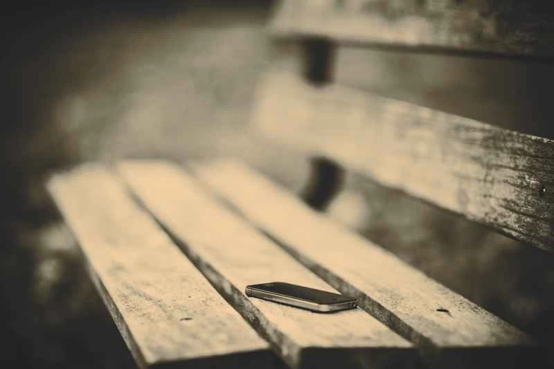 手機丟在長椅上了。