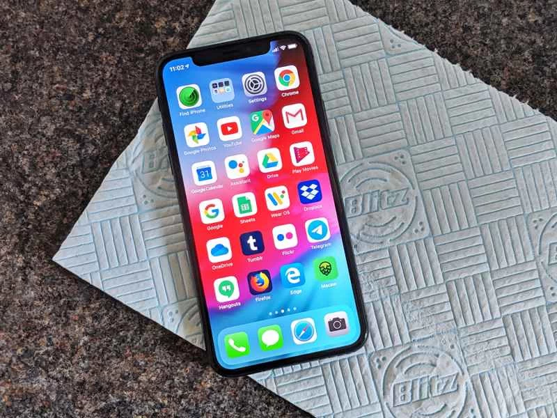 放在紙巾上的iPhone