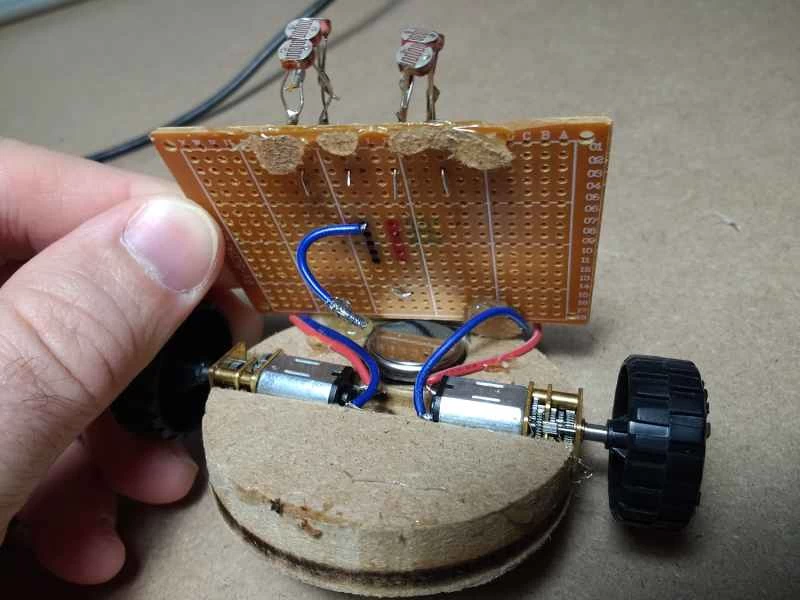 用熱熔膠黏一個跟隨光線的機器人