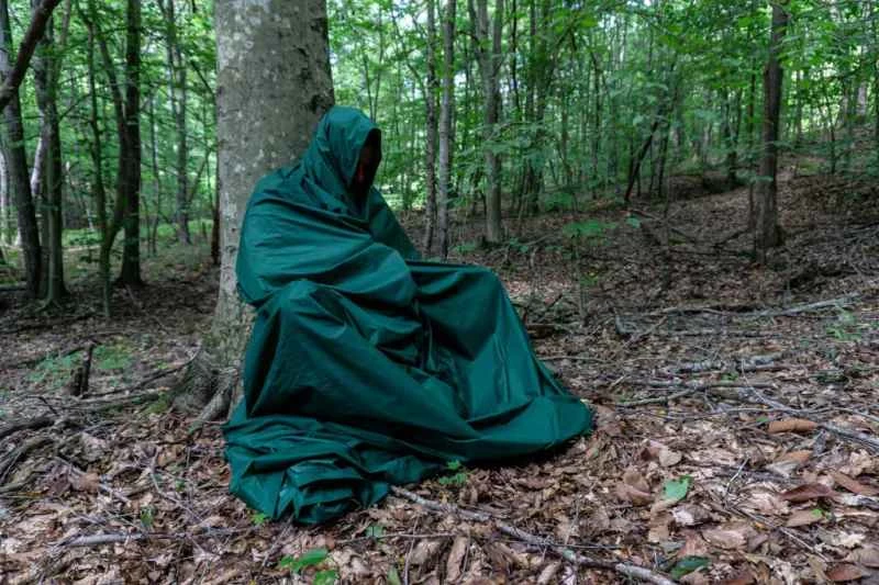 一個被防水布包裹的人