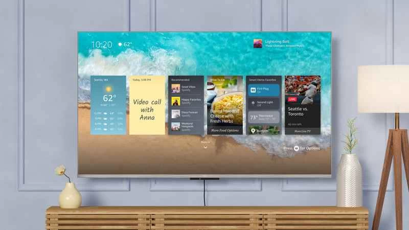 牆上掛著一台電視，亞馬遜 Fire 平板電腦開著