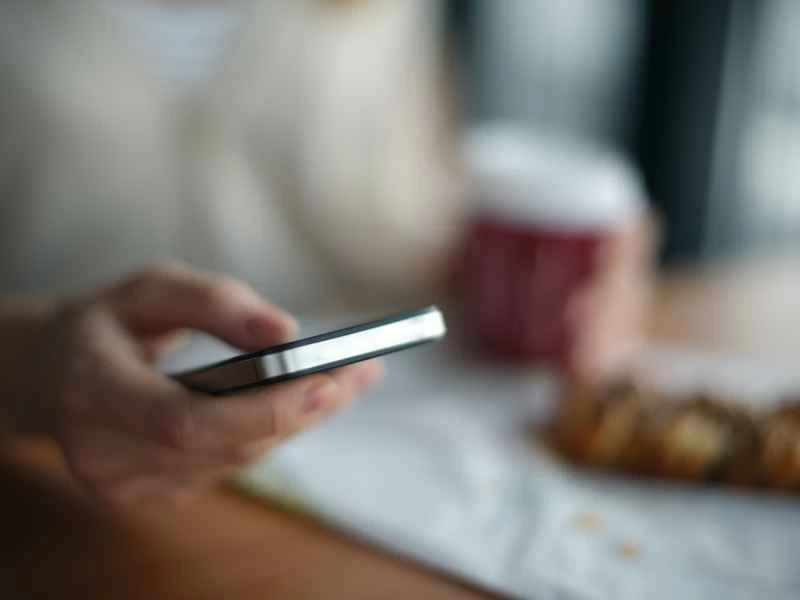 刪除手機上的郵件附件以釋放空間