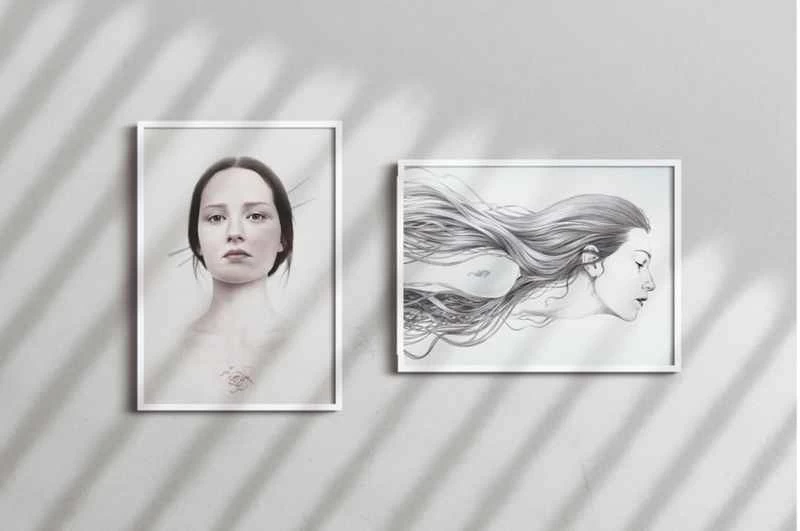 牆上掛著兩張女性照片