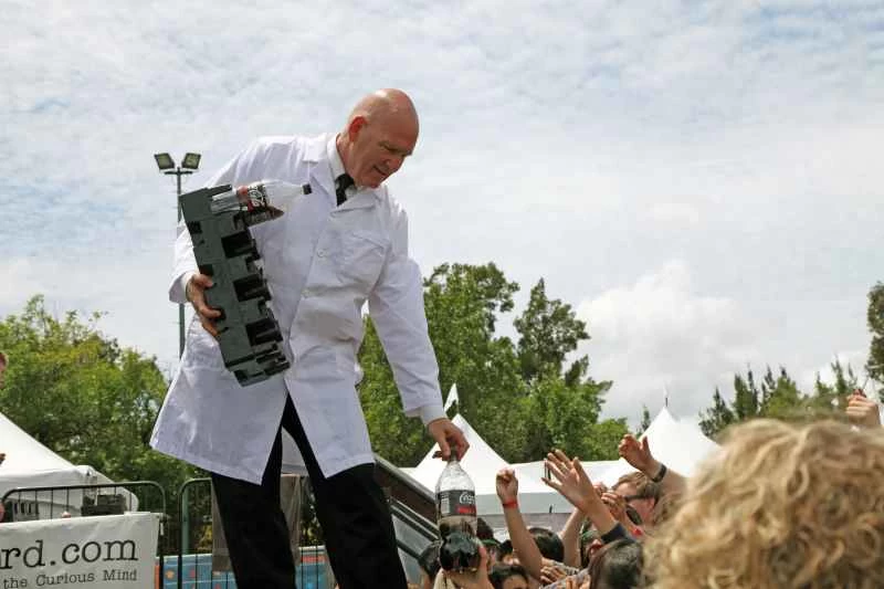 演出結束後，沃爾茨分發可樂。