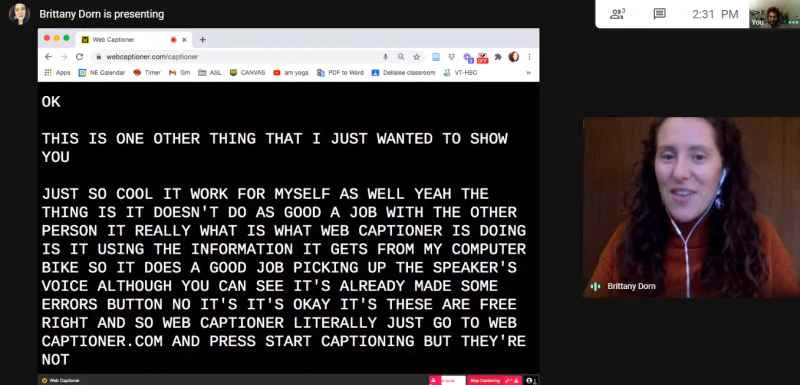 一個人在與另一個人進行視訊通話時使用 Web Captioner，螢幕上會顯示字幕文字。