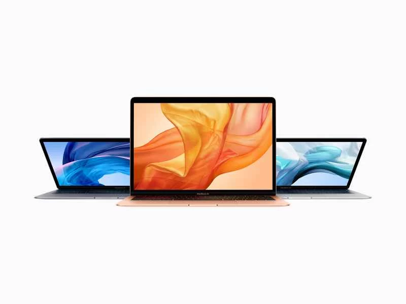 三台MacBook Air筆記型電腦,背景為白色。