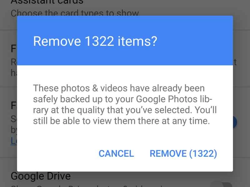 Google Photos 會彈出一個對話框,詢問使用者是否要刪除 1,322 個項目,如果您想釋放手機上的空間,這將非常有用。