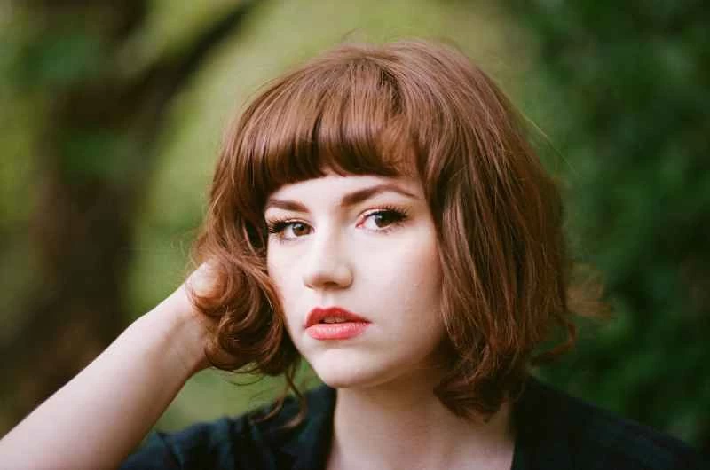 正在擺姿勢拍攝肖像照的人