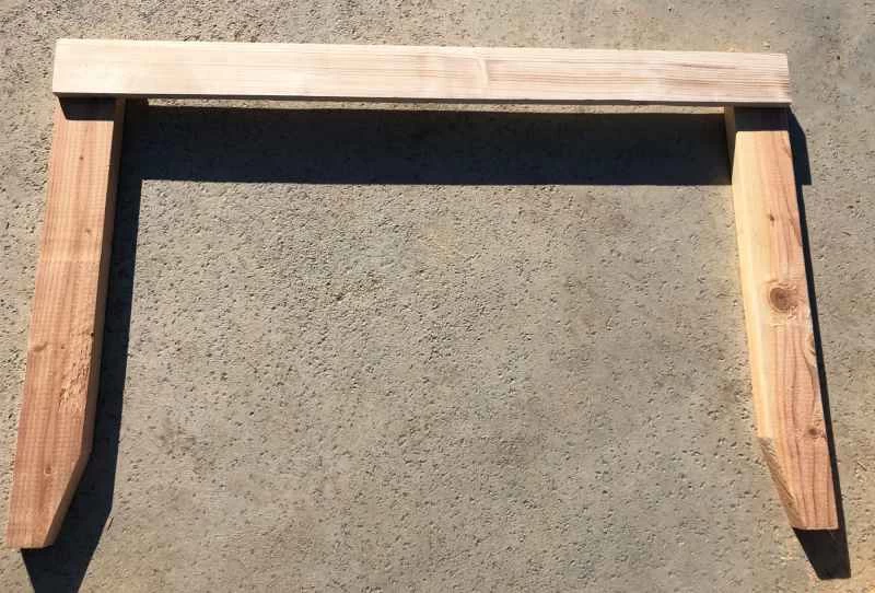 一套簡易 DIY 鞋架的支架,由兩塊 2x4 木材和一塊 1x4 木材製成。