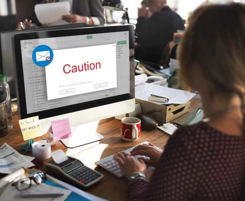 一位女士坐在電腦前,發出謹慎的建議。