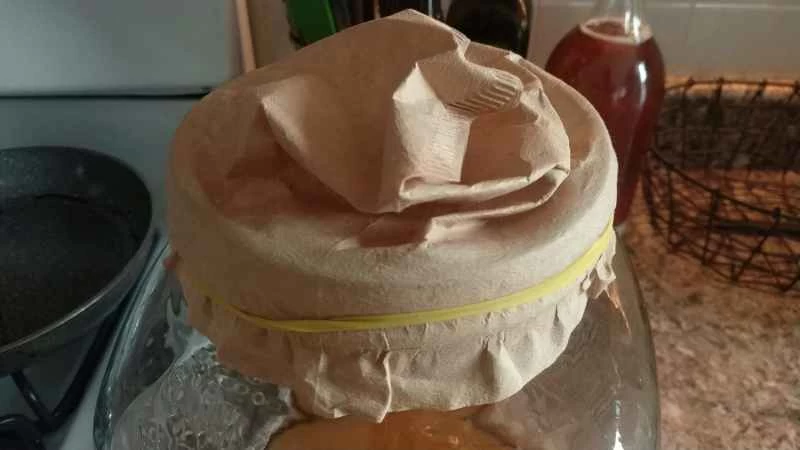 壺上蓋著咖啡濾紙