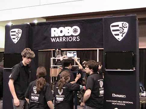 2009 年紐約市 FIRST 機器人競賽上，高中生們帶著自製機器人參賽。