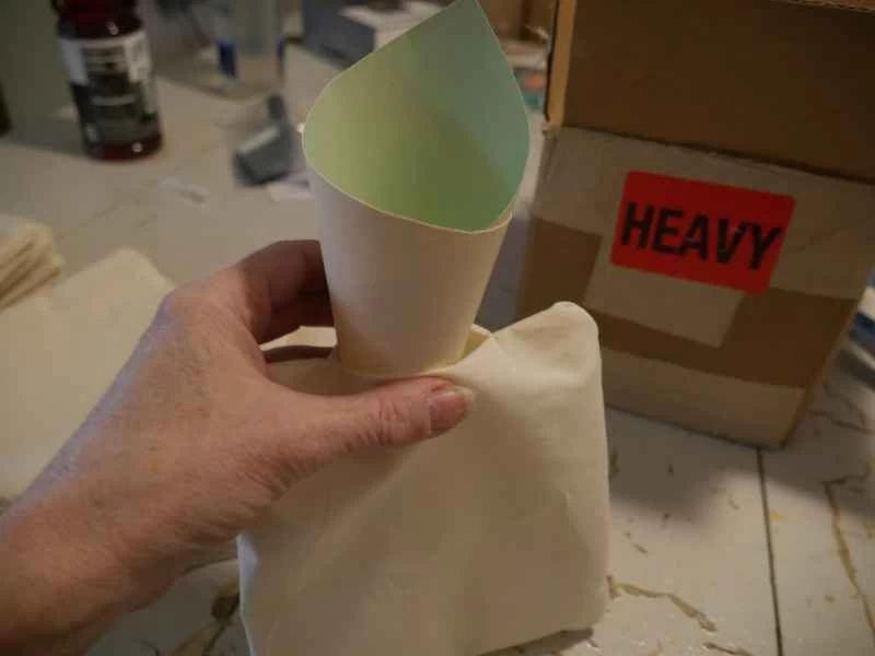 用紙糊器插入玻璃珠