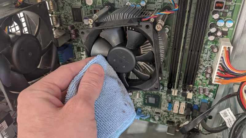 手動清潔電腦機殼內部