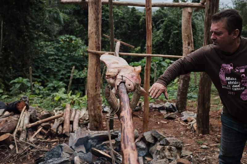 男人在烤架上烤乳豬