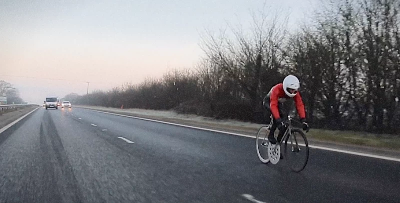 看這輛自行車時速達到 80 英里！