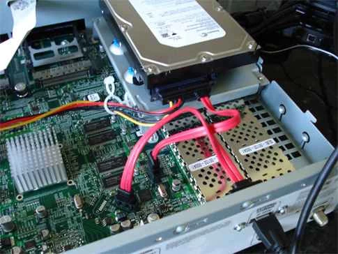 硬碟裝在機殼內。