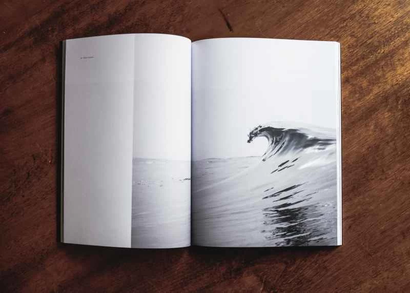 攝影集放在木桌上。