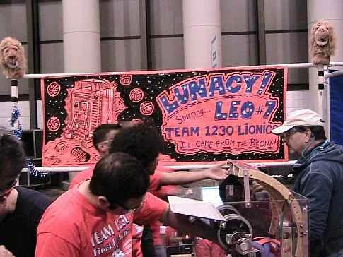 2009 年紐約市 FIRST 機器人競賽上，高中生們帶著自製機器人參賽。