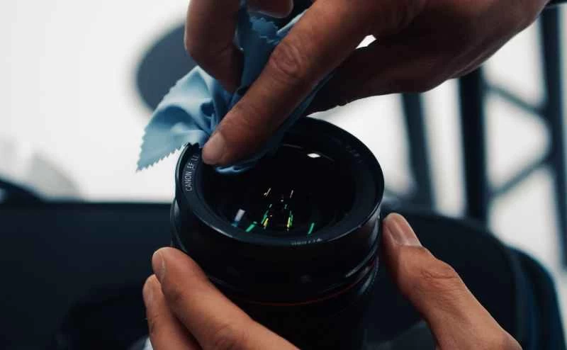 用手清潔相機鏡頭