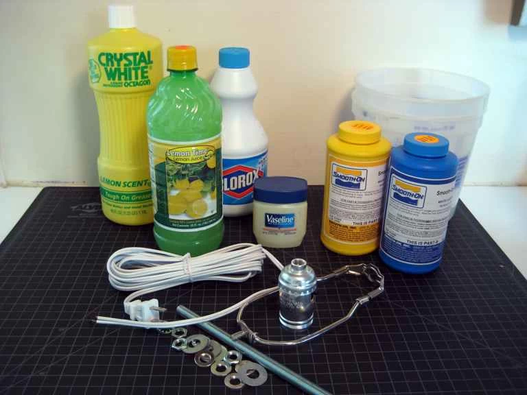 幾個塑膠瓶、電線和液態塑料,用來製作一個自製燈。