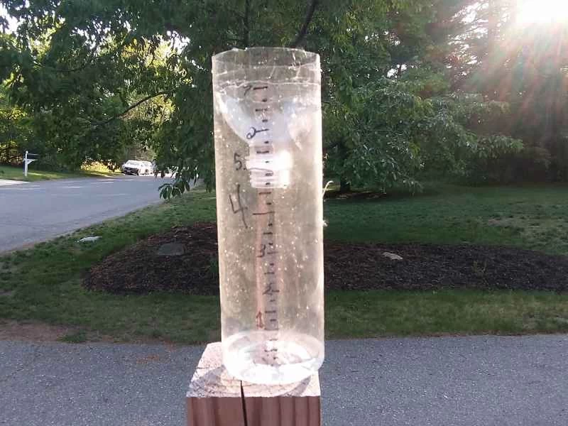 用塑膠容器自製的雨量計，安裝在室外。