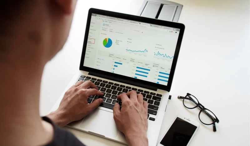 正在使用筆記型電腦的人