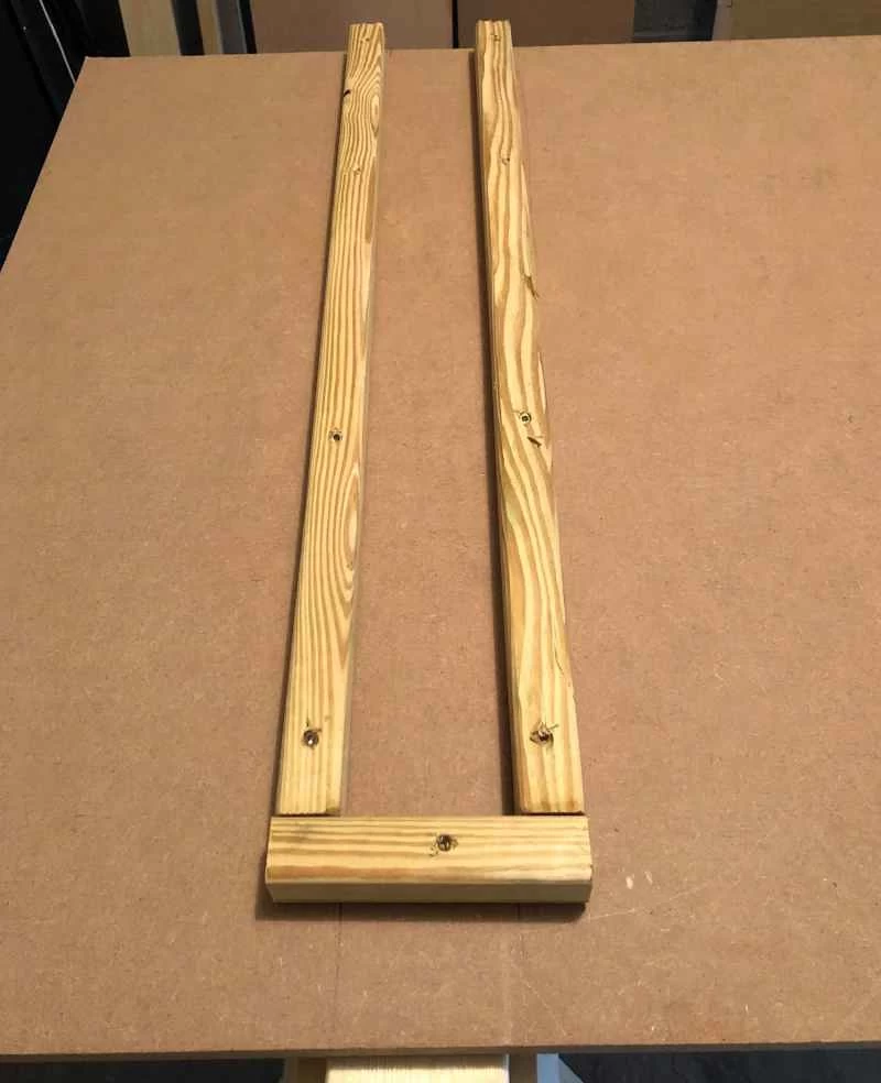 將幾塊1x1英吋的木條用螺絲固定在MDF板上,作為鋸架的支架,以便放入