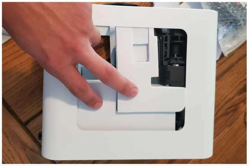 Toybox 3D列印機開箱圖,約翰的手錶示他很困惑