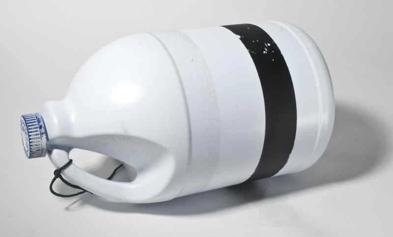 用空漂白劑瓶做成的鴨子誘餌