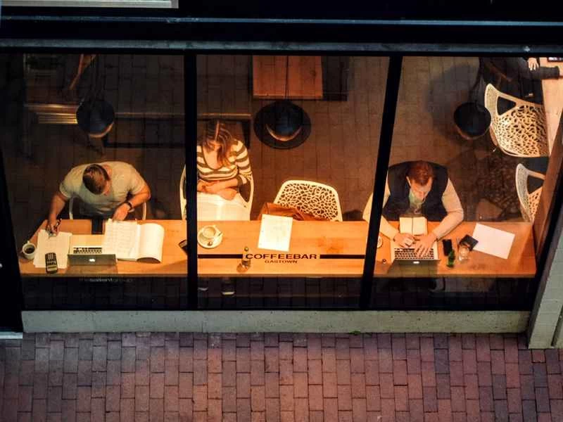 晚上，公共建築的人們可能正在使用公共 Wi-Fi。