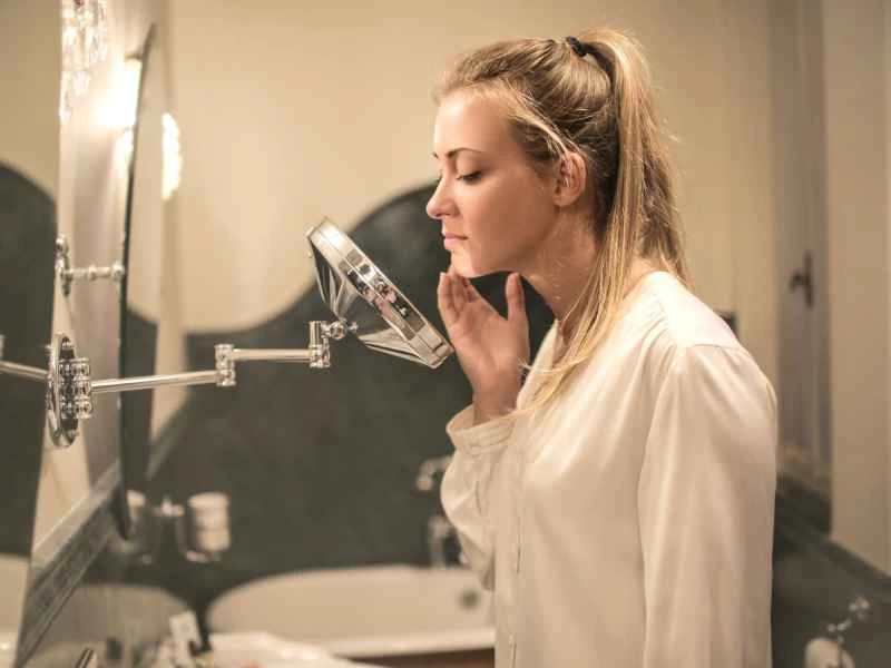 戴口罩也能長痘痘？以下是如何預防疫情痘痘的方法。